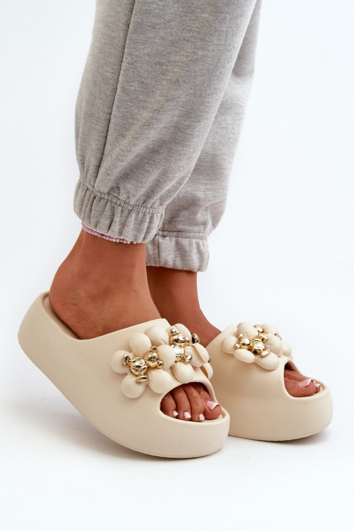 Moteriškos putplasčio šlepetės su dekoracijomis ant storo pado, šviesiai smėlio spalvos Bremavia