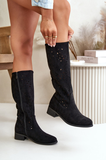 Ažūriniai moteriški batai ant žemakulnių ekologinės zomšos, užsegami užtrauktuku Juodos spalvos orchidėjos