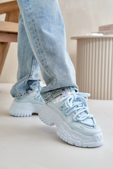 Mėlyni moteriški sportbačiai ant didžiulio Nevela pado