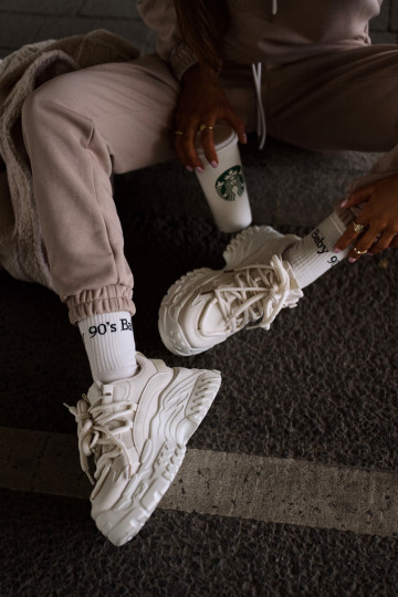 Moteriški šviesiai smėlio spalvos sportbačiai ant stambaus pado Nevela