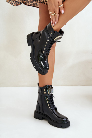 Lakuoti izoliuoti darbiniai kulkšnies batai su dekoracija, juoda Depisa