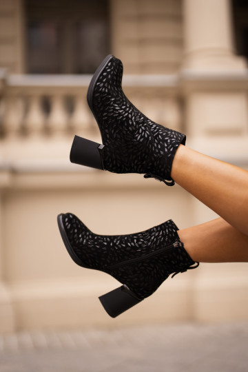 Zomšiniai kulkšnies batai su dekoratyviniu įspaudimu D&A CR42-192 juodi 2