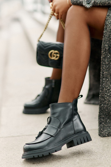 Odiniai platūs batai su puošmena, izoliuota juoda Asperra