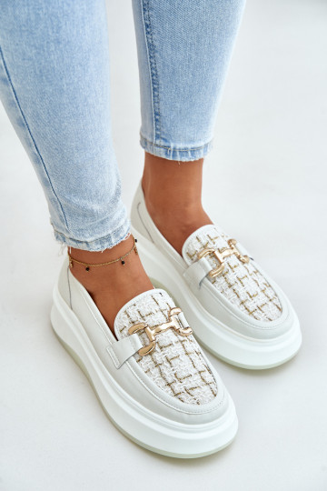 Moteriški odiniai mokasinai ant platformos su aukso puošmena Vinceza 89105 šviesiai smėlio spalvos