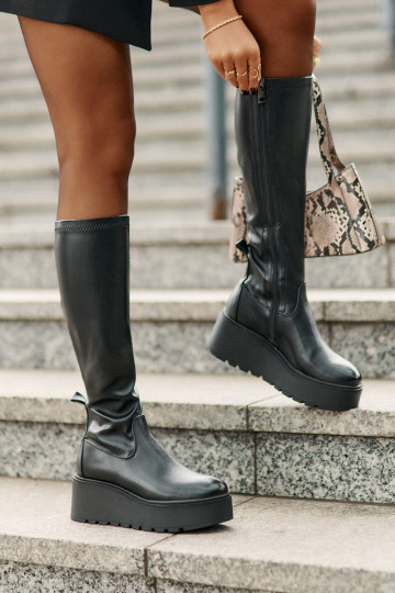 Moteriški batai virš kelių ant platformos ir pleišto Vinceza 58342 juodi 2