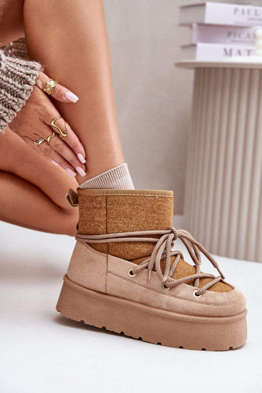 Rudi Mavora sniego batai, suvarstomi ant platformos