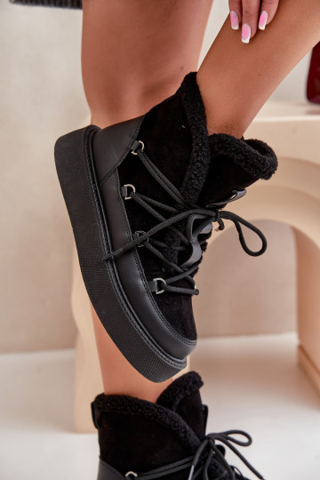 Juodi Tamidra sniego batai ant platformos