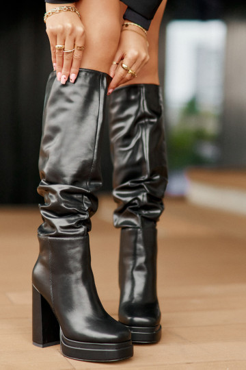 Juodi Beridra izoliuoti užsegami batai ant aukšto kulno ir platformos su raukšlėmis