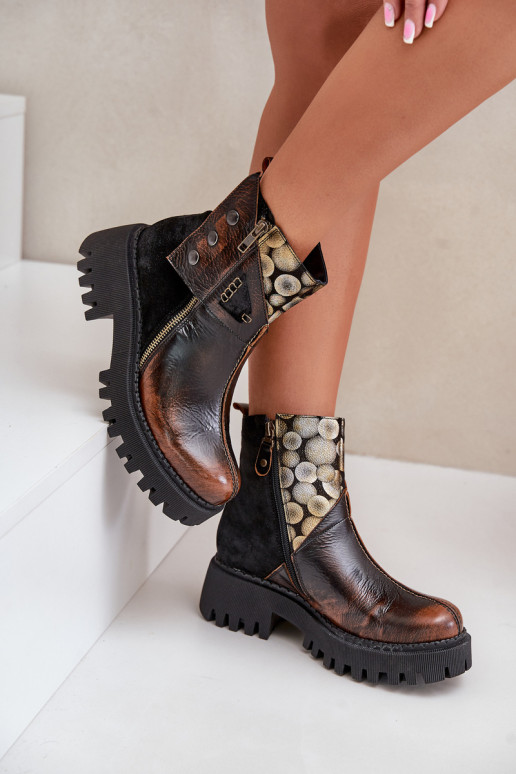 Odiniai izoliuoti batai ant platformos ir plokščiu kulnu Maciejka 06140-25 aukso-juodo