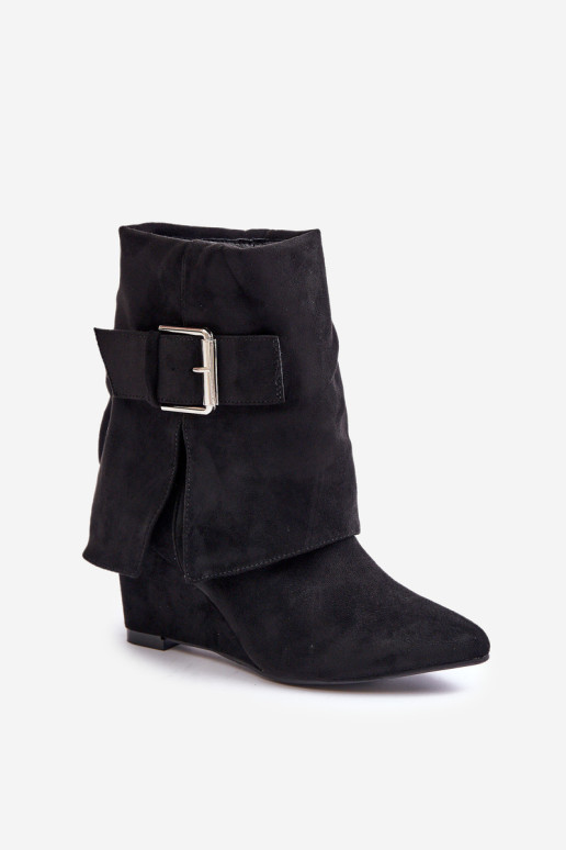Pleištiniai kulkšnies batai su pasukta viršutine dalimi ir sagtimi, Eco Suede, Black Vortinia