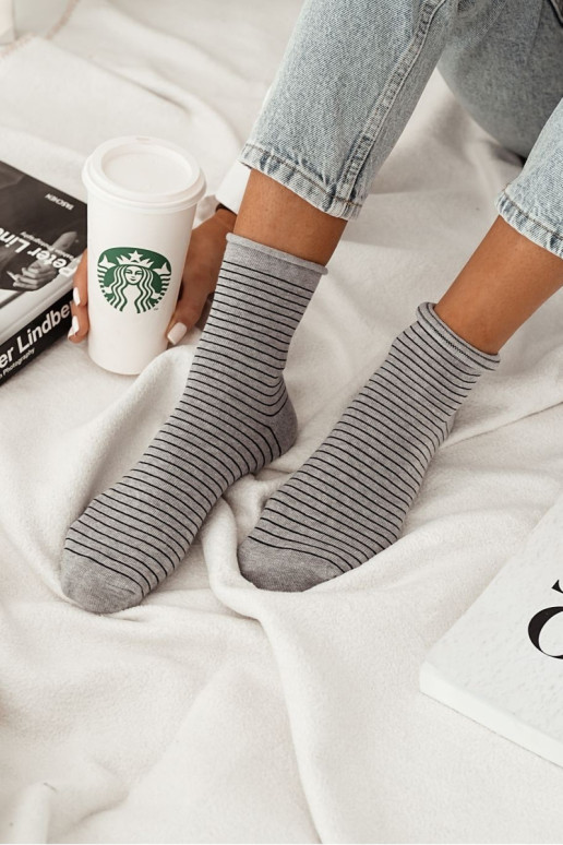 Moteriškos nespaudimo kojinės plonomis juostelėmis pilkos spalvos