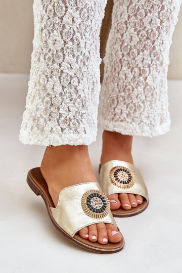 Odinės šlepetės su puošmena ant plokščio kulno Zazoo 3047/ O Gold