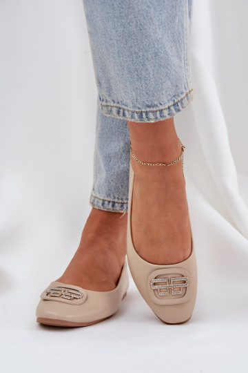 Balerinos ant plokščio pado su smėlio spalvos Ainoria dekoracija