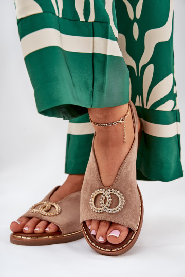 Moteriški sandalai su puošmena ant plokščio kulno ekologinės zomšos tamsiai smėlio spalvos ralis