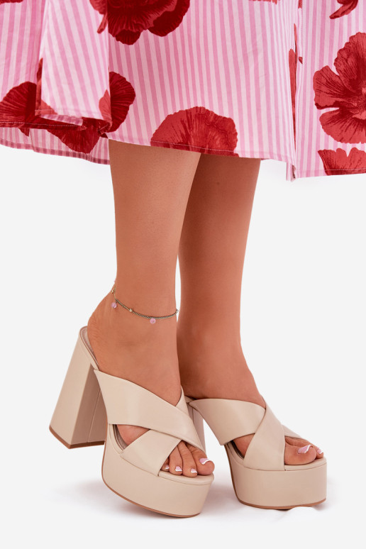 Moteriškos šlepetės ant platformos ir smėlio spalvos lenobos kulno