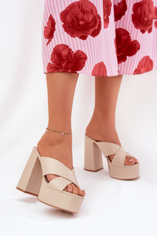 Moteriškos šlepetės ant platformos ir smėlio spalvos lenobos kulno