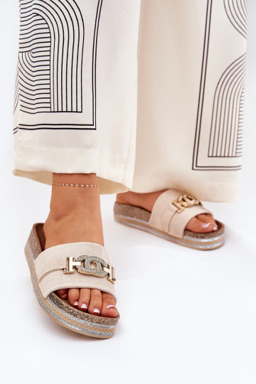 Moteriški šlepetės su aukso spalvos detalėmis ant platformos su blizgančiais smėlio spalvos smėlinukais