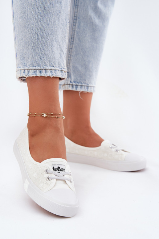 Sportbačiai Moteriški sportbačiai su siuvinėjimu Lee Cooper LCW-25-31-3447L balti
