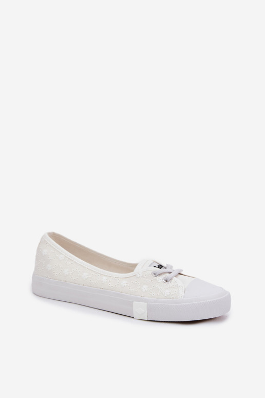 Sportbačiai Moteriški sportbačiai su siuvinėjimu Lee Cooper LCW-25-31-3447L balti