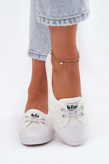 Sportbačiai Moteriški sportbačiai su siuvinėjimu Lee Cooper LCW-25-31-3447L balti