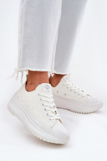 Moteriški sportbačiai su siuvinėjimu ant platformos Lee Cooper LCW-25-31-3465L balti