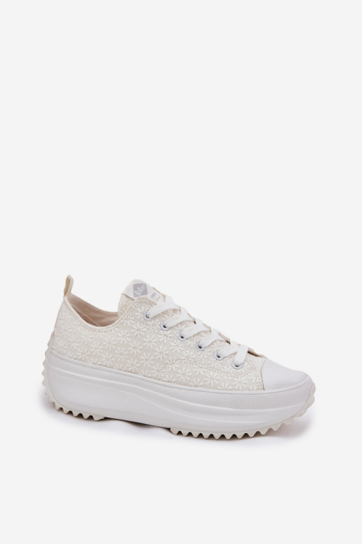 Moteriški sportbačiai su siuvinėjimu ant platformos Lee Cooper LCW-25-31-3465L balti