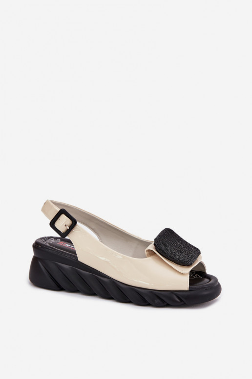 Artiker 56C1567 smėlio spalvos lakuotos odos moteriškos basutės su pleištiniais padais ir papuošimais