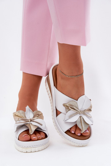 Artiker 52C0537 baltos odinės moteriškos basutės su pleištu ir dekoratyvine gėle