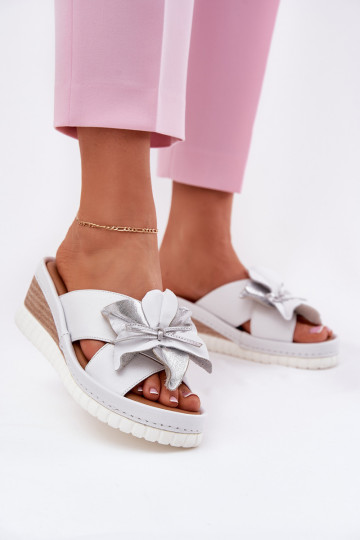 Moteriškos odinės basutės su pleišto formos padais ir dekoratyvine gėle Artiker 54C0538, baltos ir sidabrinės spalvos