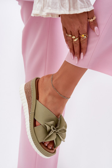 Artiker 52C0503 Žalios moteriškos odinės basutės su pleištu ir dekoratyvine gėle