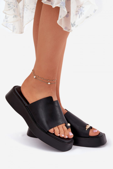 Moteriškos platforminės šlepetės su dekoratyvinėmis detalėmis juodos linosea spalvos