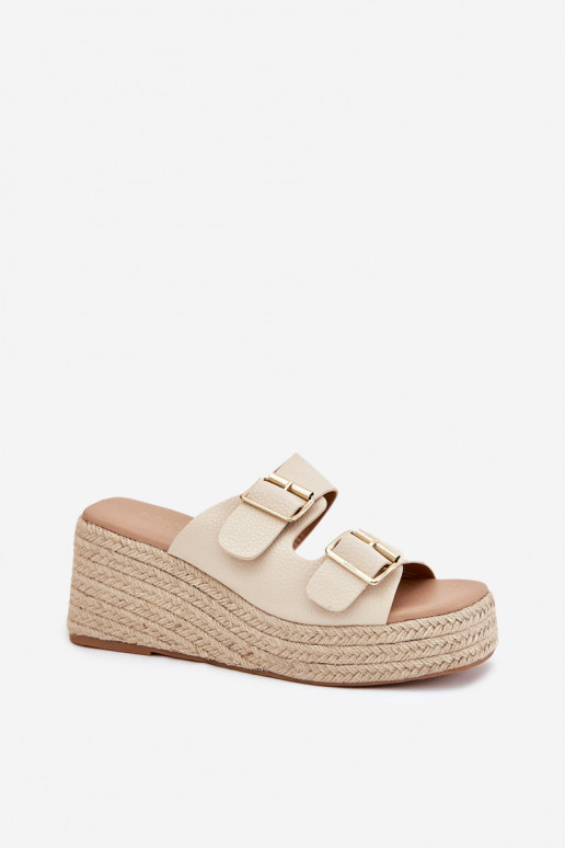 Pasinea smėlio spalvos moteriškos basutės su pleišto formos padais, kasytėmis ir sagtimis