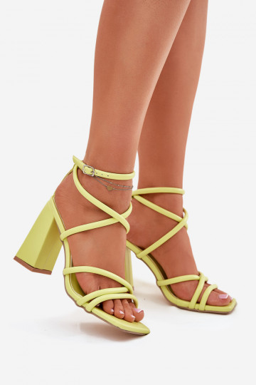 Moteriškos gelsvai žalios „Ciarilora“ basutės su kulniukais ir dirželiais