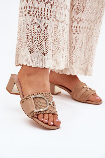 Moteriškos tamsiai smėlio spalvos šlepetės su kulniukais ir dekoratyvinėmis detalėmis iš „Julinemi“