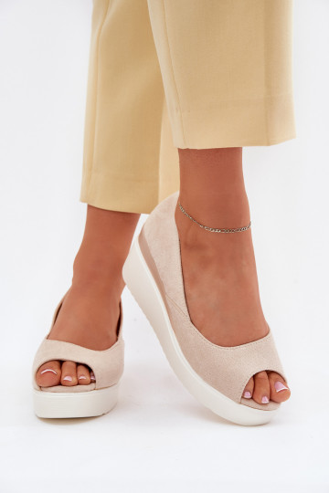 Velira šviesiai smėlio spalvos moteriškos basutės su pleištu iš ekologiškos zomšos