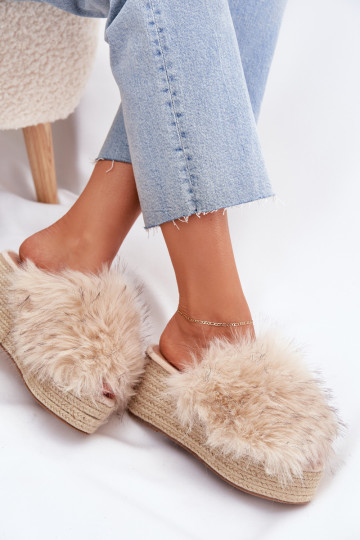 Moteriškos pleištinės basutės su kailiu ir kasytėmis smėlio spalvos Virela