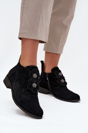 „Zazoo 3080“ juodi zomšiniai moteriški bateliai su dekoratyvinėmis gėlėmis