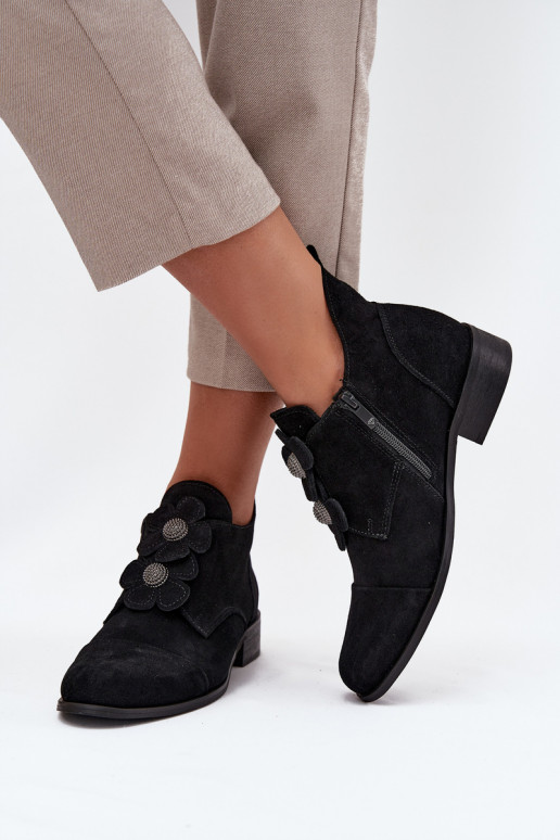 „Zazoo 3080“ juodi zomšiniai moteriški bateliai su dekoratyvinėmis gėlėmis