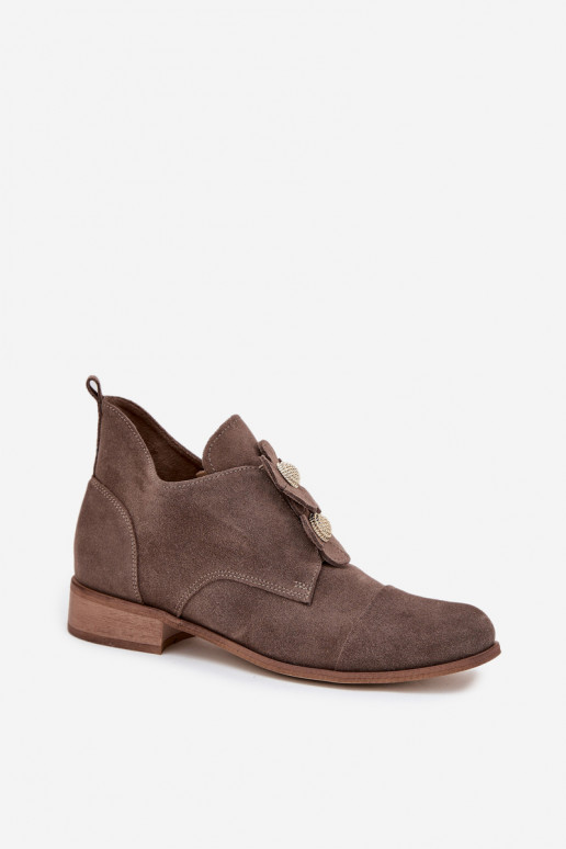 „Zazoo 3080“ tamsiai smėlio spalvos zomšiniai moteriški bateliai su dekoratyvinėmis gėlėmis