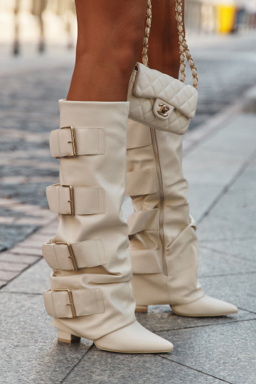 Moteriški aulinukai iki kulkšnių su užriestą kotą ir auksinėmis sagtimis šviesiai smėlio spalvos „Isavelle“