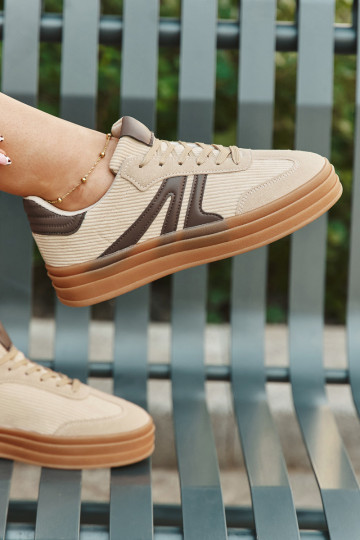 Moteriški velvetiniai sportbačiai ant platformos smėlio spalvos Corynelle