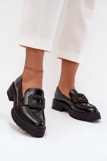 Luvianne juodi lakuotos odos moteriški mokasinai su dekoratyvine sagtimi