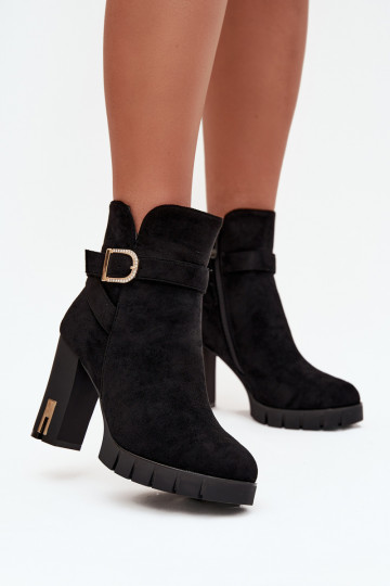 Nolivira juodi izoliuoti moteriški aulinukai iki kulkšnių su sagtimi