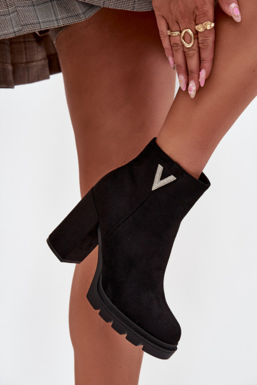 Moteriški pašiltinti aulinukai iki kulkšnių su dekoratyvine detale, juodos spalvos, „Briella“