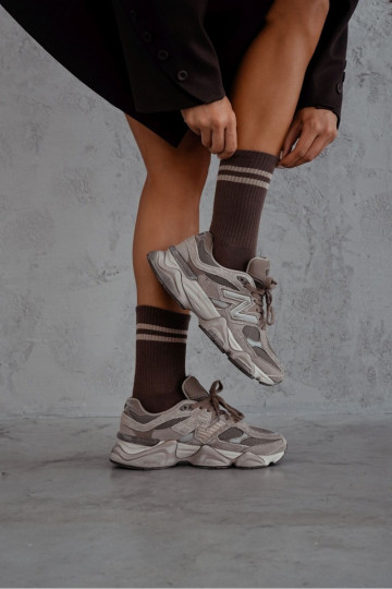 Moteriškos kojinės su dviem plonomis rudomis juostelėmis