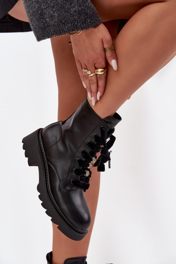 Elindra juodi pašiltinti moteriški aulinukai iki kulkšnių su dekoratyviniais raišteliais