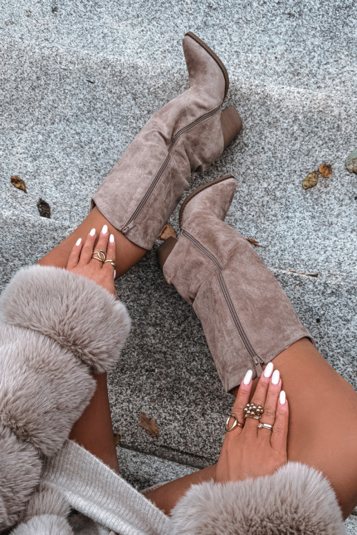 Izoliuoti kaubojiški batai su kulnu iš ekologiškos zomšos, smėlio spalvos, rausvai violetinės spalvos