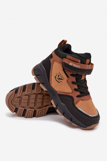 Žieminiai vaikiški žygio batai su lipdukais, izoliuoti, Camel Miravie spalvos