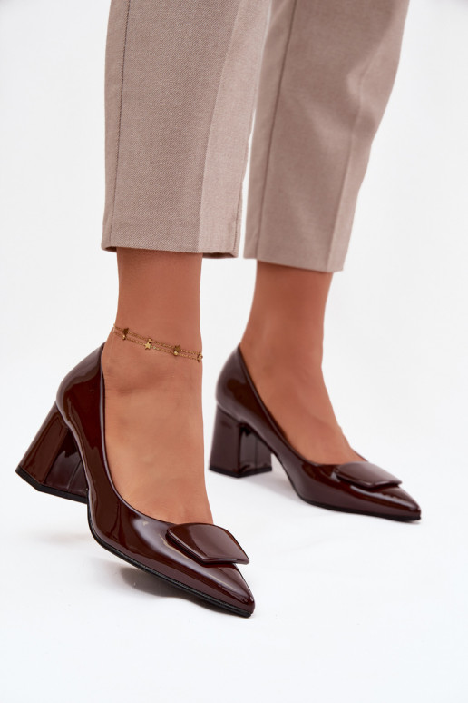 Šokoladinės spalvos „Isoline“ lakuotos odos bateliai su papuošimais