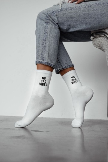 Moteriškos kojinės su užrašu „NO BAD VIBES“ baltos